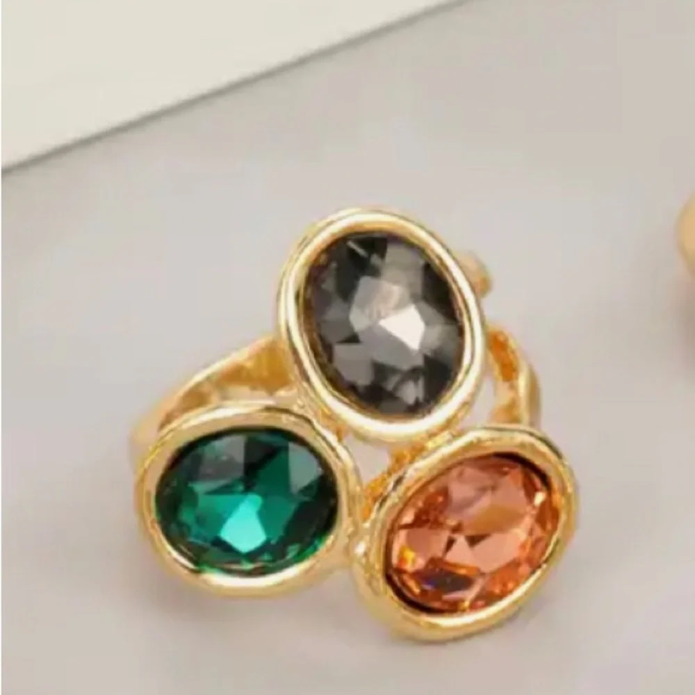 Three Crystal Gold Ring - Picture 1 of 3